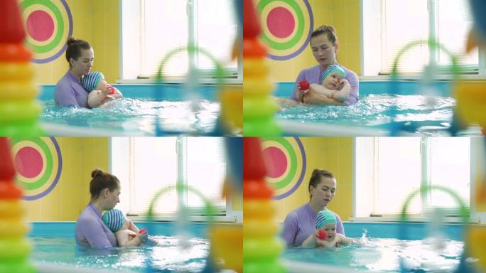 学习婴儿在戏水池中游泳