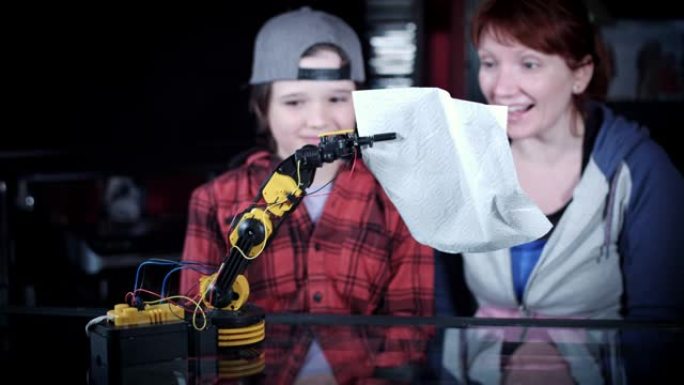 4k男孩用机械臂给妈妈一张纸巾