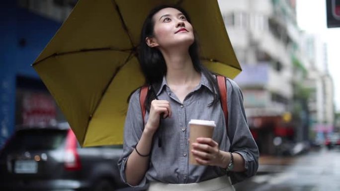 亚洲妇女下雨天走在街上