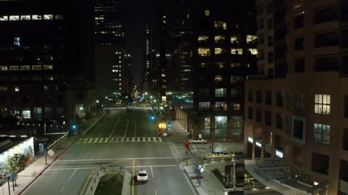 在洛杉矶镇上建立鸟瞰图，观察夜间跟车的交通情况