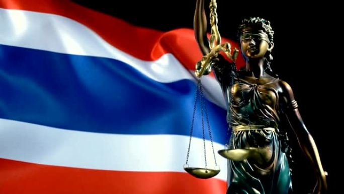 有泰国国旗的正义雕像