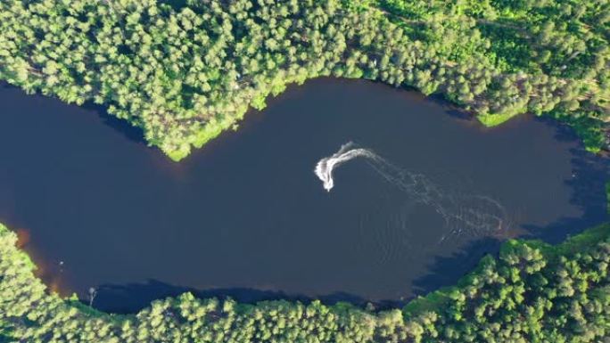 森林中一个蓝色湖上的滑板车的鸟瞰图