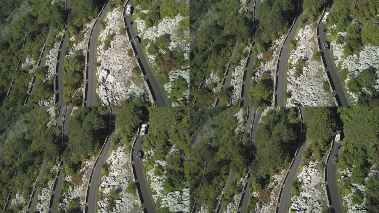 空中拍摄在著名的蛇形山路上。股票。山崖边有交通的蛇形道