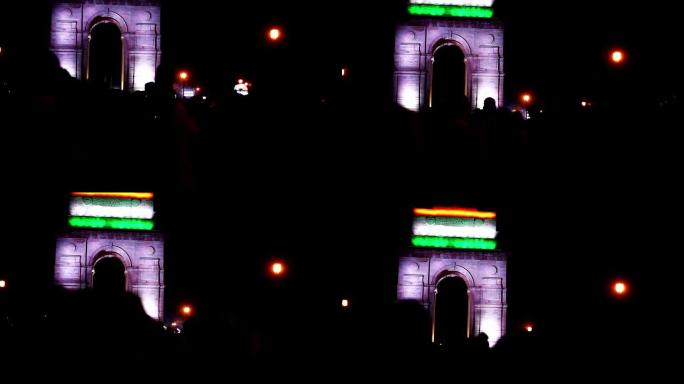 人们晚上在印度德里的印度门参观