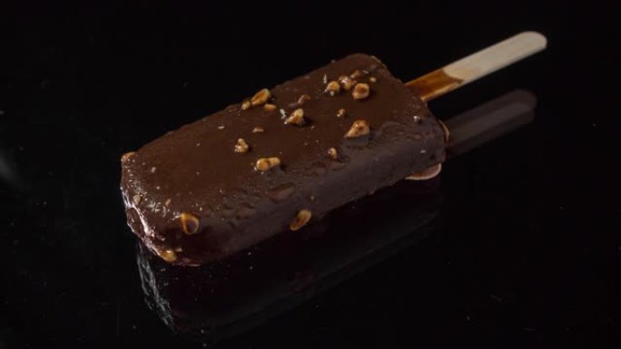 巧克力冰淇淋在黑色上逐渐融化的时间流逝。