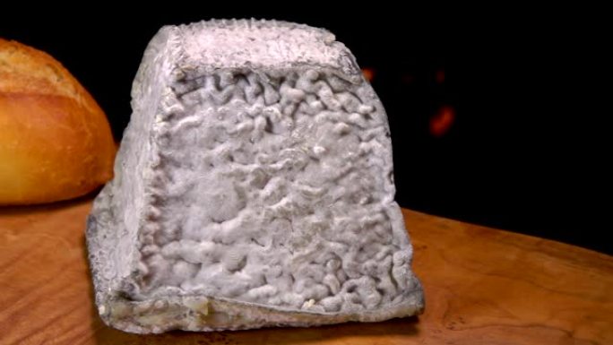 未经巴氏消毒的软山羊金字塔-牛奶奶酪和繁殖
