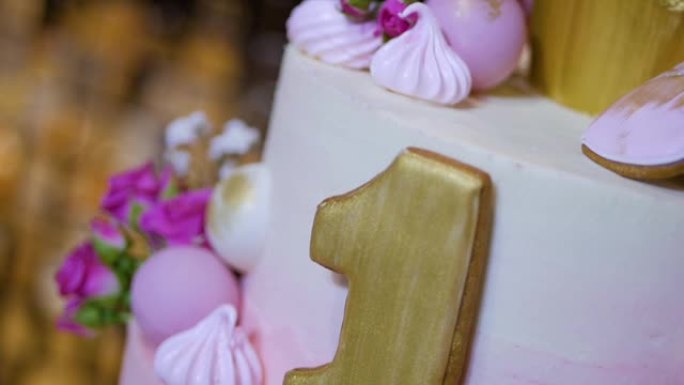 第一个生日庆祝蛋糕，带有第一和鲜花。