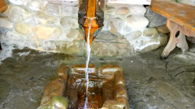 冷饮用水流经木制溜槽。