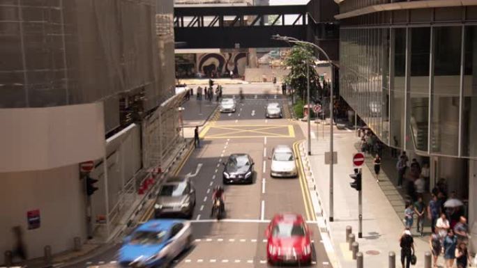多莉以温暖的语气拍摄了市区交通的时间流逝，新加坡