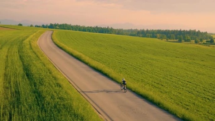 公路自行车手上方的空中升降机