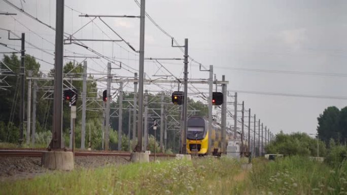 荷兰双层火车通过
