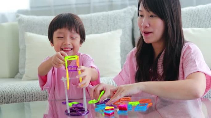 母子在家里玩磁铁