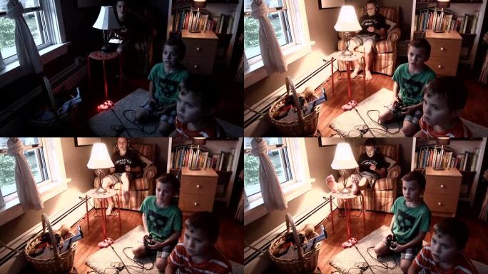 两个双胞胎兄弟坐在电视前玩电子游戏