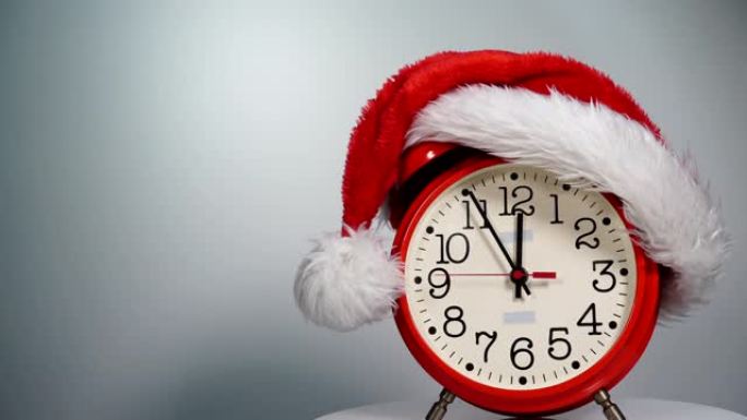 圣诞老人圣诞帽在滴答作响的时钟，时间流逝