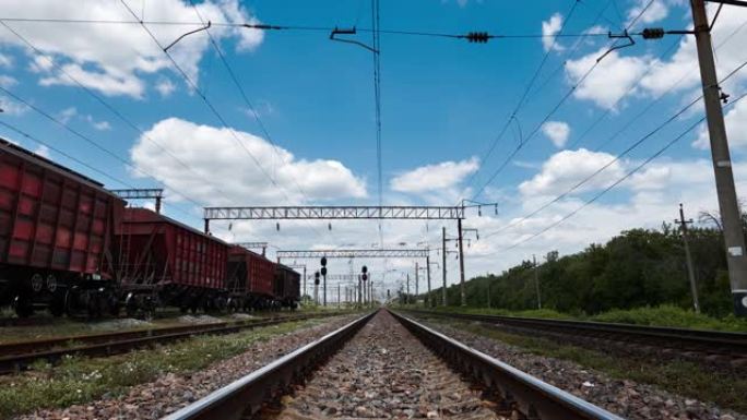 工业铁路-货车，铁路和基础设施，电力供应，货物运输和航运概念。
