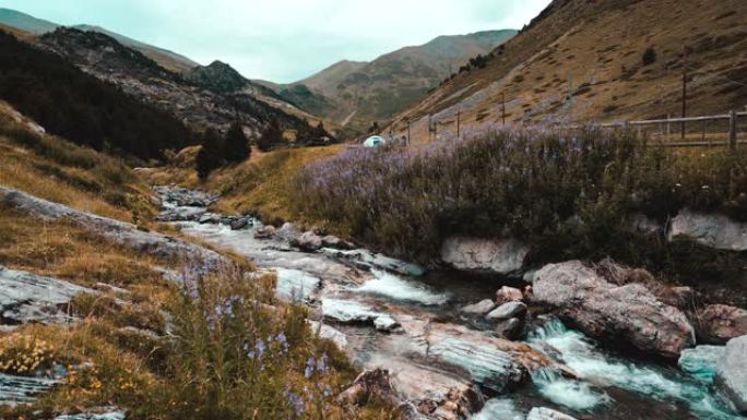 西班牙比利牛斯山脉的高山水流，蓝绿色和橙色。