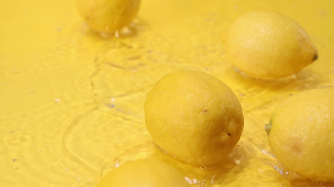 新鲜水果柠檬掉入水中