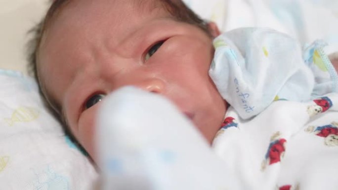 婴儿; 新生男婴面对欧亚种族的特写。