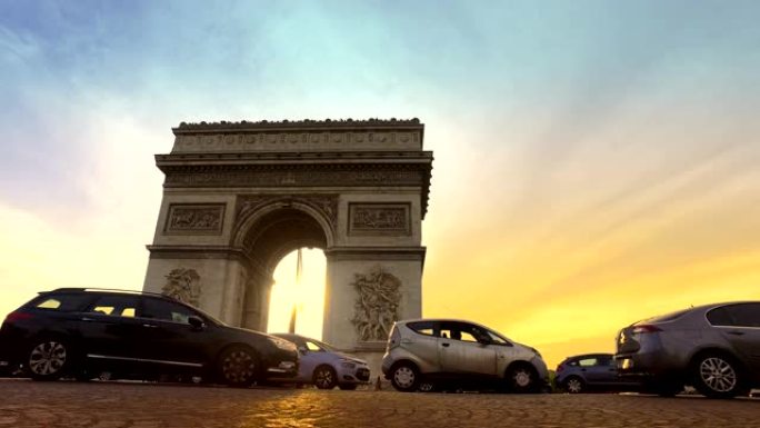 日落时分三圈交通的低角度视图。这座历史古迹俯瞰法国首都中心的香榭丽舍大道。