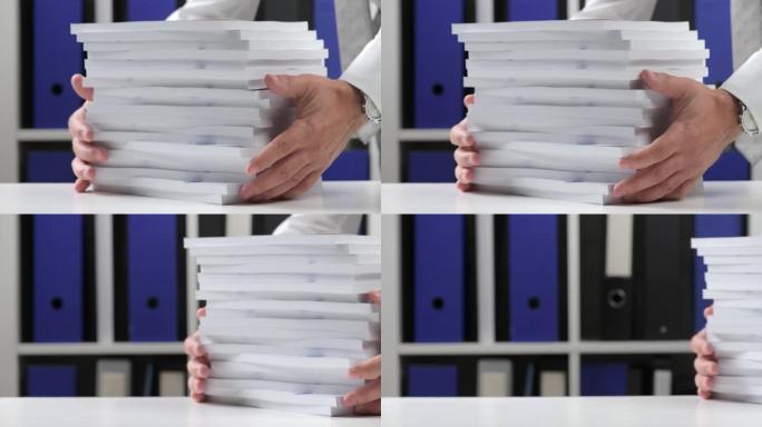 商人在办公室工作，堆书。