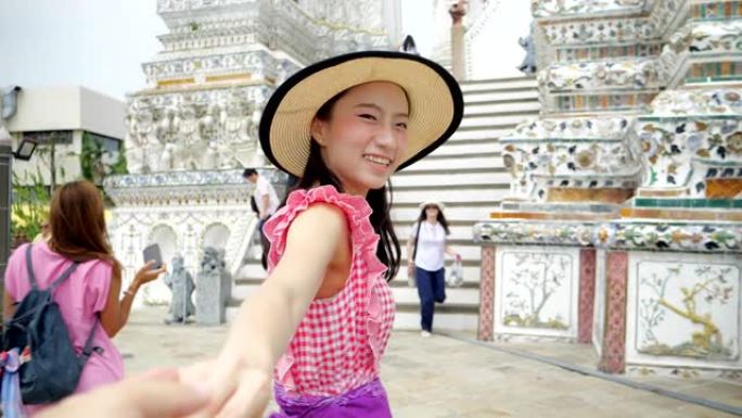 日本游客乘船参观泰国寺庙。