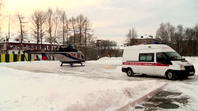 直升机空中救护车上的医务人员的工作