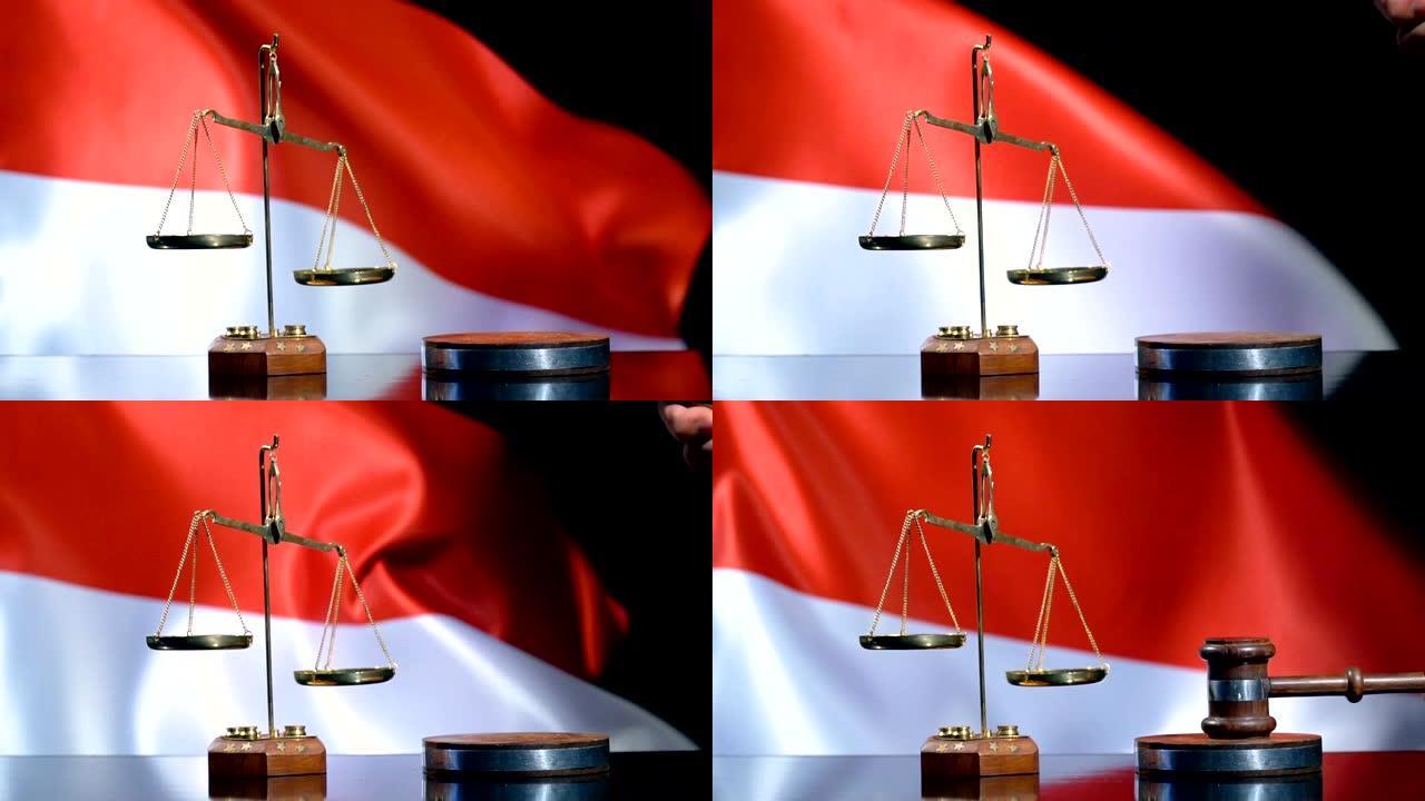 带有印度尼西亚国旗的平衡和木槌