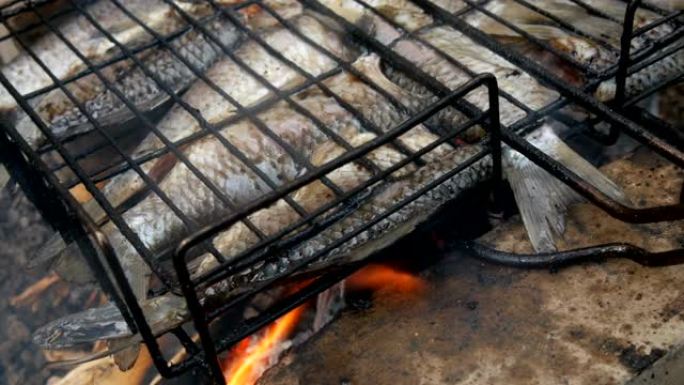 火上美味的烤鱼