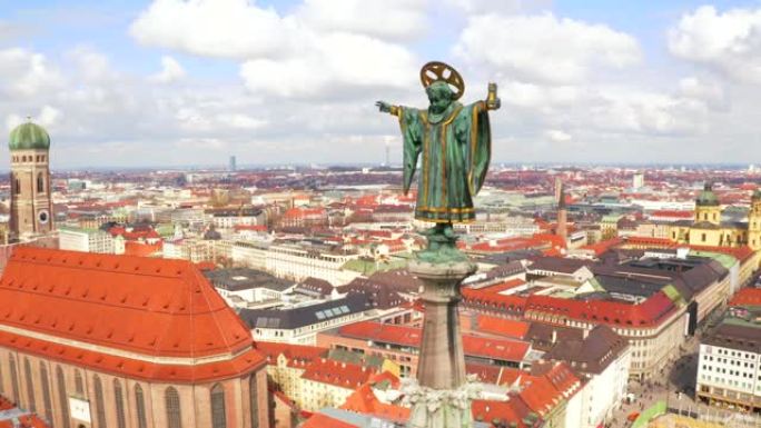 慕尼黑的玛丽恩广场市政厅和圣母教堂