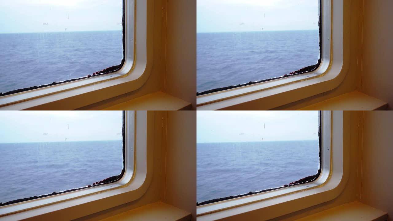 通过移动船的窗户可以看到海景