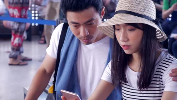 夫妻使用智能手机查找旅行信息。