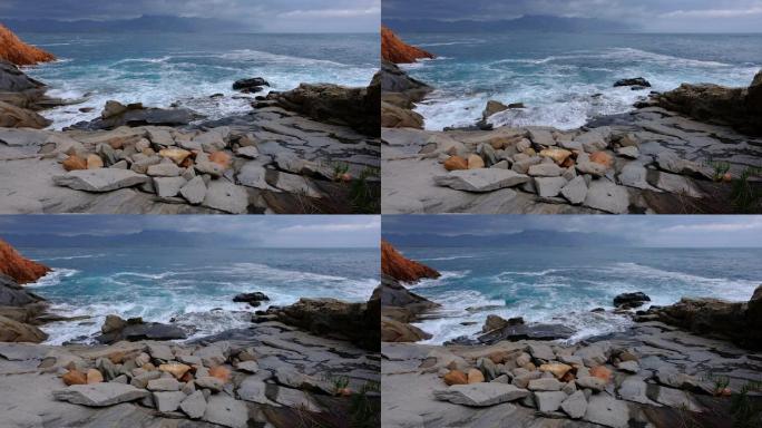 意大利撒丁岛红岩Arbatax的海浪