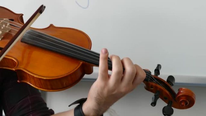 小提琴老师拉小提琴，拉土耳其风格的小提琴，
