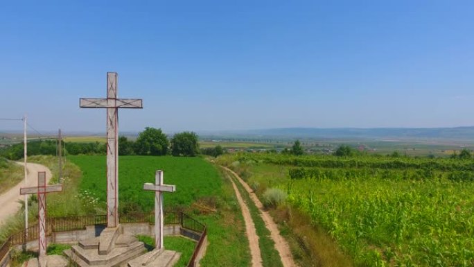 鸟瞰图的十字架在山上，农村地区与农业领域