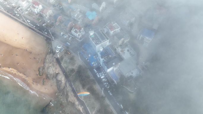 航拍平流雾中的威海国际海水浴场火炬八街