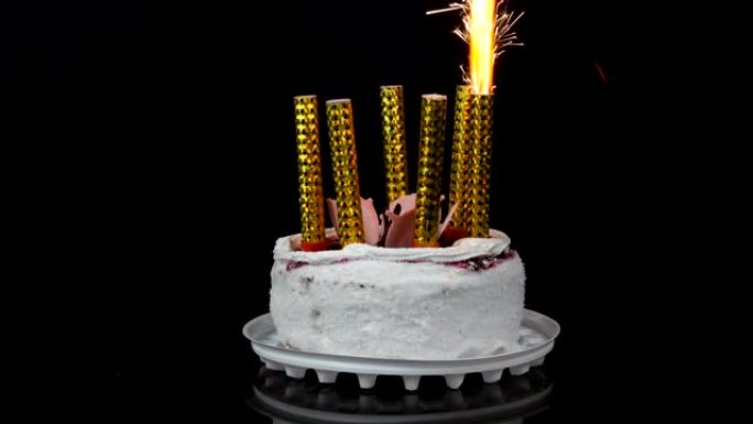 女人的手在一个美丽的时尚甜美的新鲜白色蛋糕上点燃蜡烛，上面装饰有奶油和椰子片的樱桃果酱