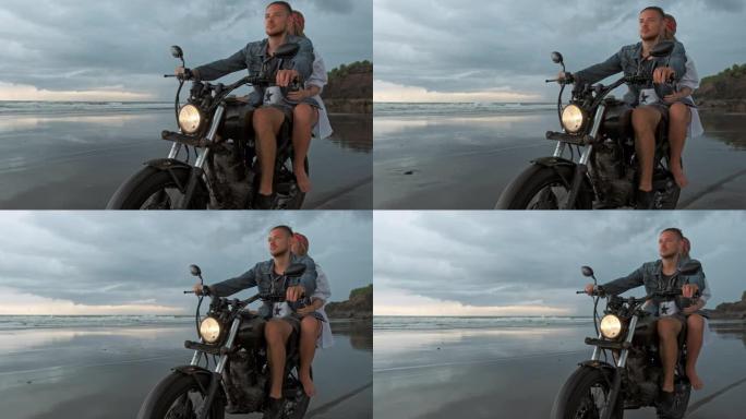 年轻漂亮的情侣潮人在海滩上骑复古摩托车，户外肖像，骑男孩和女孩，一起旅行，海洋，海洋