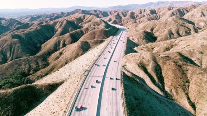 加州山区，洛杉矶和加拿大拉加拿大附近的罗纳德·里根高速公路的无人机鸟瞰图