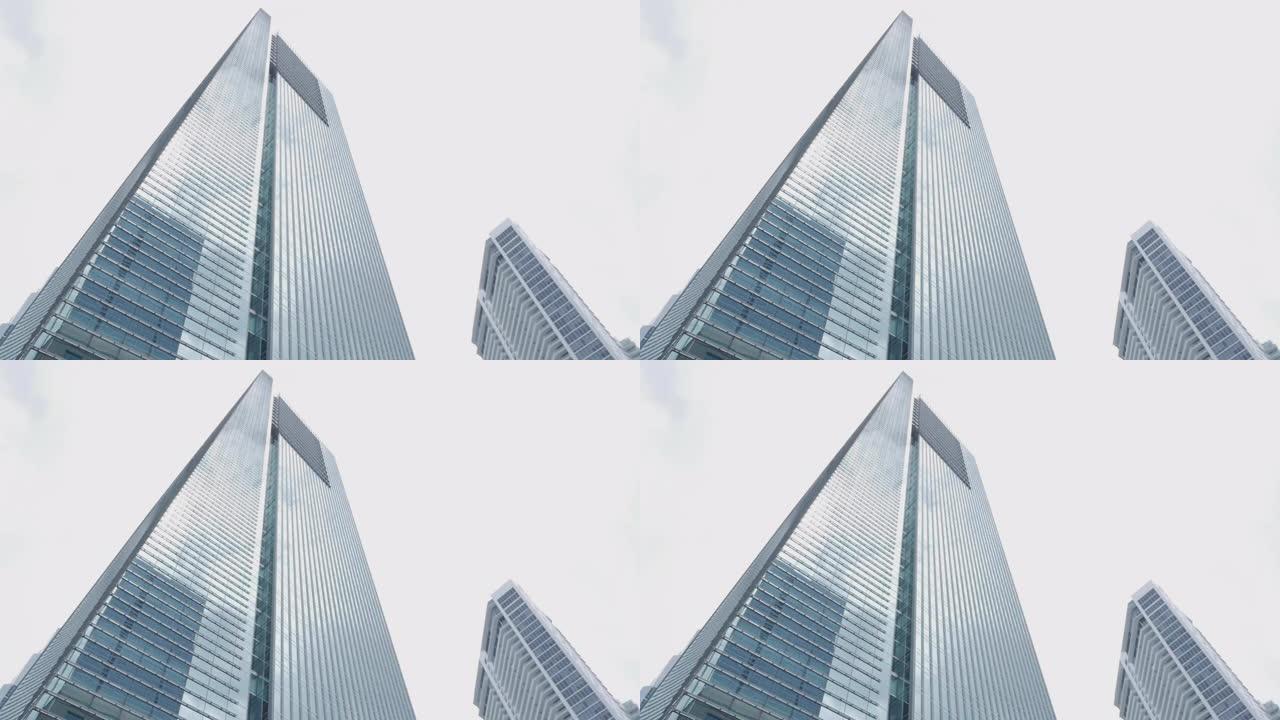 白天在迈阿密布里克尔商业区低角度的大摩天大楼。多云的天空，云，白色。处理摄像机，人类的观点，人们看着