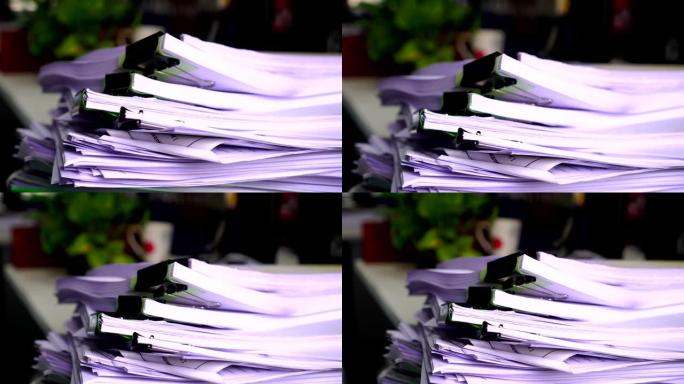泰国大学教师学校办公桌办公室的堆积物未完成的文件报告带有过度工作纸角的文件。工作场所概念中的杂乱纸厂