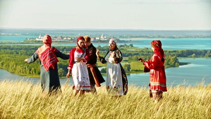 穿着传统俄罗斯服装的人在音乐下在球场上跳舞