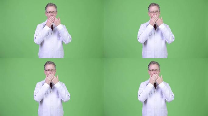 戴眼镜的成熟男人医生不会说邪恶的概念