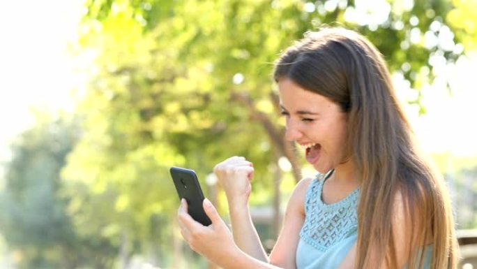 兴奋的女人在智能手机上找到在线优惠