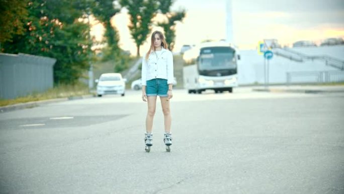 一个穿着旱冰鞋的害羞少女站在马路上。