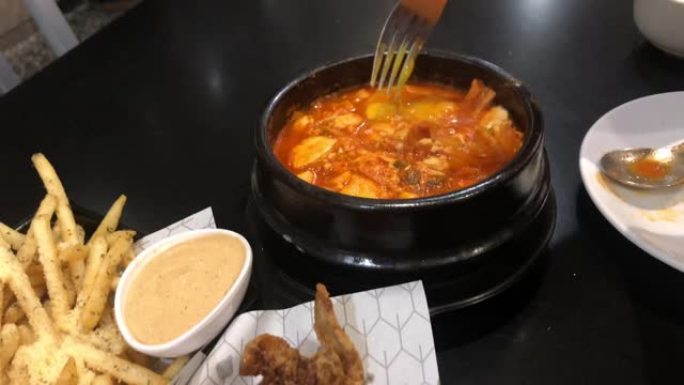韩国汤，金chi Jjigae军队炖菜，炸鸡