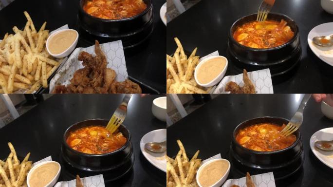 韩国汤，金chi Jjigae军队炖菜，炸鸡