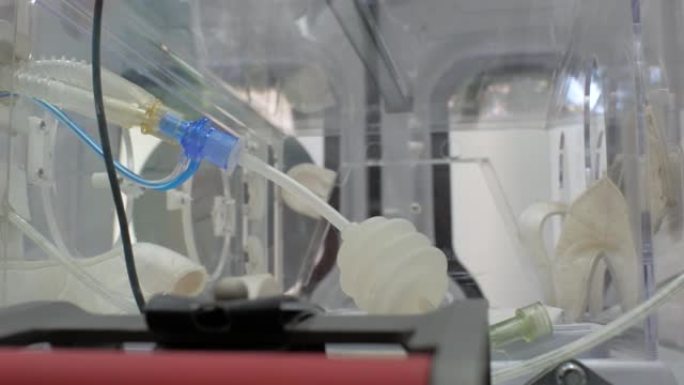 复苏救护车中的早产儿孵化器。准备运送新生婴儿的强化治疗机。高清。高清视频