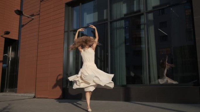 穿着飞行礼服的芭蕾舞演员在城市的街道上跳舞。