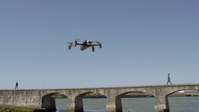 法国比亚里兹-2019年6月28日: ANAFI无人机由智能手机应用程序控制，在阳光明媚的夏天在海滩