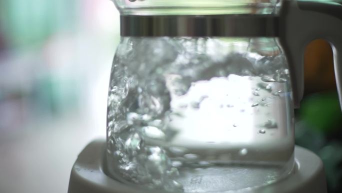 玻璃水壶烧水沸腾慢镜头